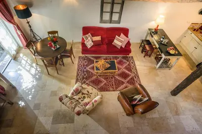 Coin salon dans l'établissement Maison le Village - Maison d’Hôtes