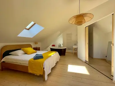 Un ou plusieurs lits dans un hébergement de l'établissement Maison près de la rivière