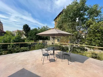 Balcon ou terrasse dans l'établissement Maison près de la rivière