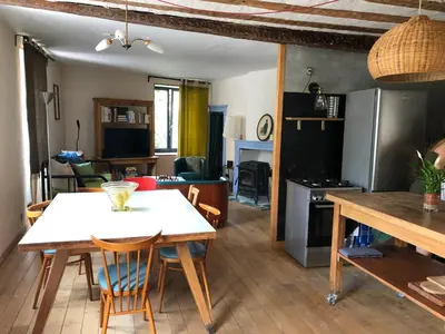Cuisine ou kitchenette dans l'établissement Maison près de la rivière