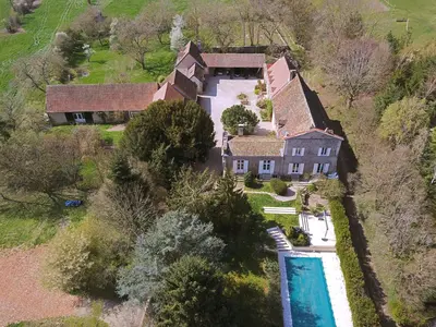 Piscine de l'établissement Domaine Les Bertrands ou située à proximité