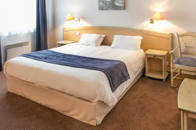 Un ou plusieurs lits dans un hébergement de l'établissement Le Charollais Motel Contact-Hôtel