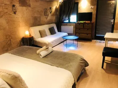 Un ou plusieurs lits dans un hébergement de l'établissement Chambres d'Hôte Dijon Clair de Lune Adults Only