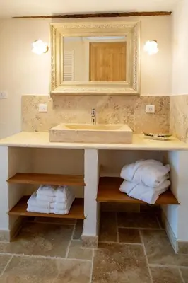Salle de bains dans l'établissement L'Hote Antique - MAISON D'HOTE- 4 Suites avec cuisine