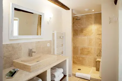 Salle de bains dans l'établissement L'Hote Antique - MAISON D'HOTE- 4 Suites avec cuisine