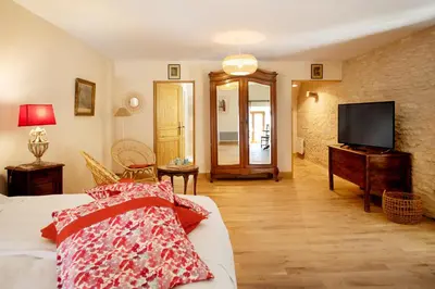 Télévision ou salle de divertissement dans l'établissement L'Hote Antique - MAISON D'HOTE- 4 Suites avec cuisine