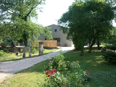 Jardin de l'établissement Atelier 1 - shared pool for 2-6 in Semur en Auxois, Burgundy