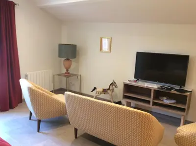 Télévision ou salle de divertissement dans l'établissement domaine la fontaine du mont
