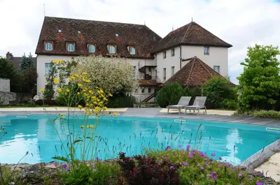 Piscine de l'établissement Hostellerie de la Tour d'Auxois ou située à proximité