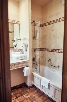 Salle de bains dans l'établissement Hostellerie de la Tour d'Auxois