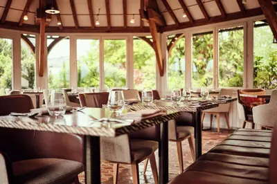 Restaurant ou autre lieu de restauration dans l'établissement Hostellerie de la Tour d'Auxois