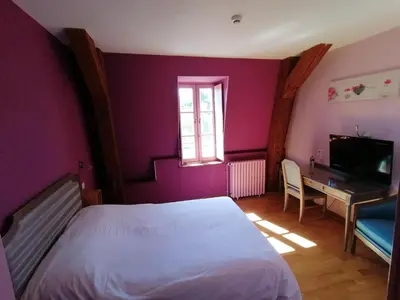 Un ou plusieurs lits dans un hébergement de l'établissement Logis Hotel Domaine du Cheval Blanc