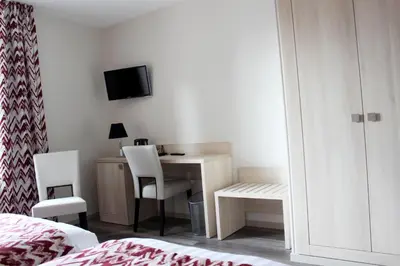 Télévision ou salle de divertissement dans l'établissement Hotel le Vauxois