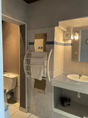 Salle de bains dans l'établissement Domaine de Vandenesse Et Spa