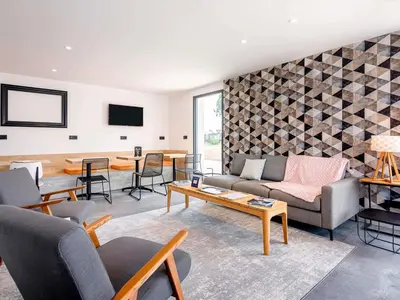 Télévision ou salle de divertissement dans l'établissement ibis Dijon Sud
