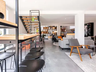 Coin salon dans l'établissement ibis Dijon Sud