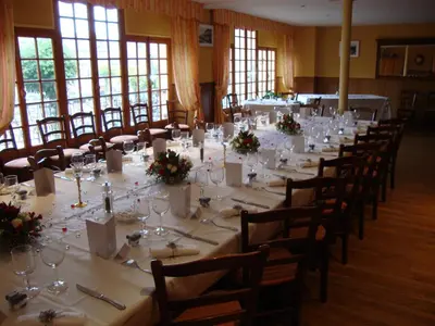 Restaurant ou autre lieu de restauration dans l'établissement L'Hotel du Nord - Quarré-les-Tombes