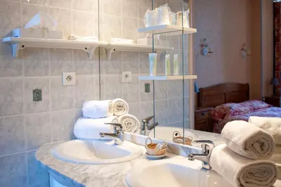 Salle de bains dans l'établissement L'Hotel du Nord - Quarré-les-Tombes
