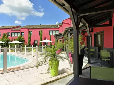 Piscine de l'établissement ibis Macon Sud Crêches ou située à proximité
