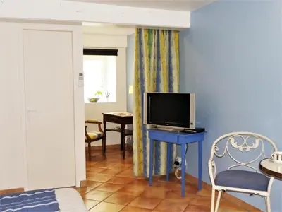Télévision ou salle de divertissement dans l'établissement Le Cottage du Château