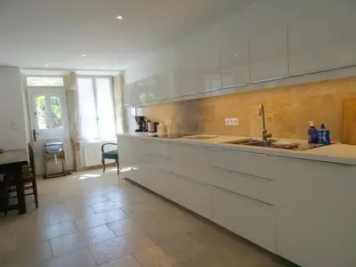 Cuisine ou kitchenette dans l'établissement La Cour