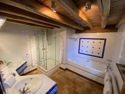 Salle de bains dans l'établissement Le Hameau de Barboron