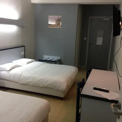 Un ou plusieurs lits dans un hébergement de l'établissement HOTEL DU JURA