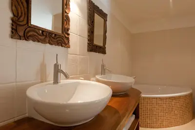 Salle de bains dans l'établissement Domaine De La Combotte
