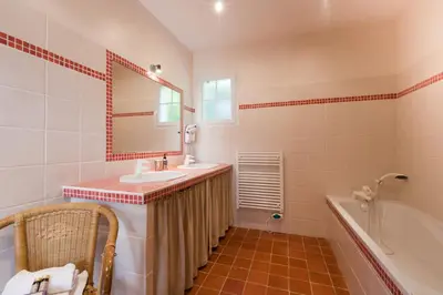 Salle de bains dans l'établissement Domaine De La Combotte