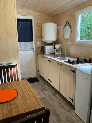 Cuisine ou kitchenette dans l'établissement Camping Le Canoë
