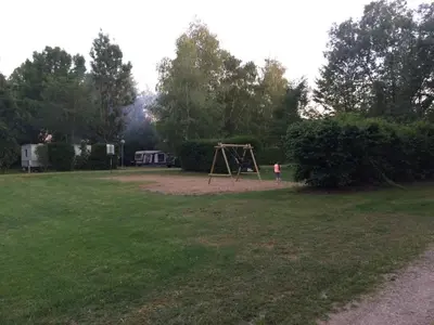 Aire de jeux pour enfants de l'établissement Camping Le Canoë