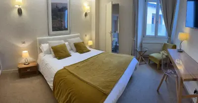 Un ou plusieurs lits dans un hébergement de l'établissement Logis Hôtel des Messageries