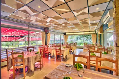 Restaurant ou autre lieu de restauration dans l'établissement Logis Hôtel Restaurant Le Chalet du Mont Roland