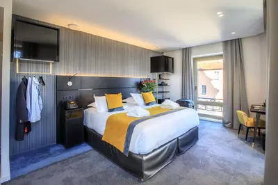 Un ou plusieurs lits dans un hébergement de l'établissement HÔTEL & SPA Panorama 360