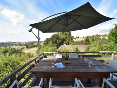 Balcon ou terrasse dans l'établissement Holiday Home in Luzy with Fenced Garden