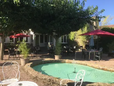 Piscine de l'établissement Hostellerie du Vieux Moulin ou située à proximité