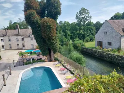 Piscine de l'établissement La Maison des Maîtres de Forge ou située à proximité