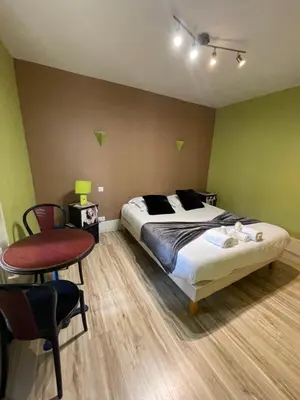 Un ou plusieurs lits dans un hébergement de l'établissement Hôtel du Commerce