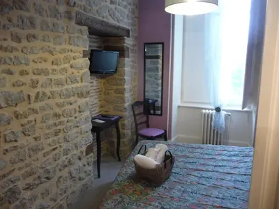 Télévision ou salle de divertissement dans l'établissement Hôtel du Commerce