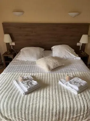 Un ou plusieurs lits dans un hébergement de l'établissement Hôtel du Commerce
