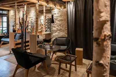 Coin salon dans l'établissement Le Domaine des Prés Verts Suites & Chambres avec Jacuzzi Privatif à Châteauneuf