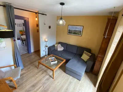 Coin salon dans l'établissement La petite marmite du lac de Vouglans