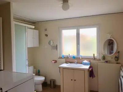 Salle de bains dans l'établissement Chambre avec vue sur jardin