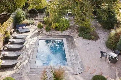 Piscine de l'établissement La Closerie des Capucines ou située à proximité