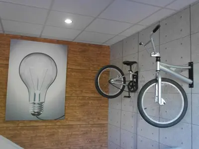 Vélo sur le terrain de l'établissement Le Jardin de la Reyssouze ou dans les environs