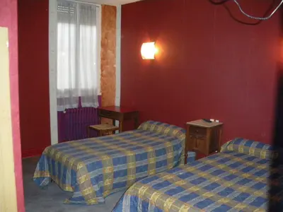 Un ou plusieurs lits dans un hébergement de l'établissement Hotel Restaurant du Lion d'Or