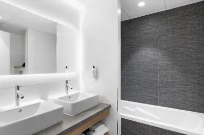 Salle de bains dans l'établissement BEST WESTERN HOTEL DIJON QUETIGNY