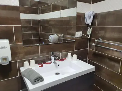 Salle de bains dans l'établissement Hotel du Centre