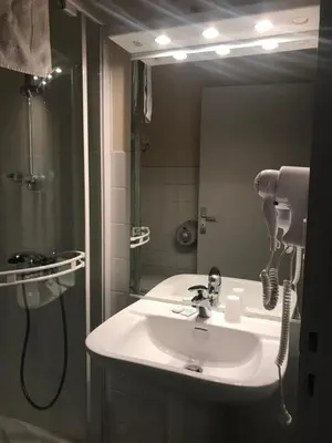 Salle de bains dans l'établissement Hotel du Centre