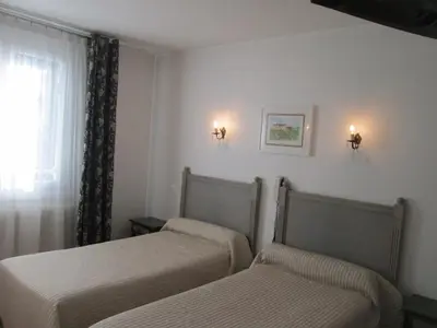 Un ou plusieurs lits dans un hébergement de l'établissement Hotel Victor Hugo